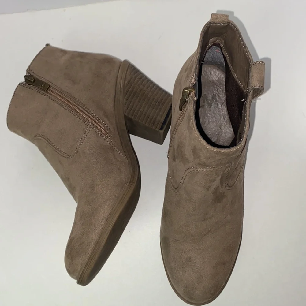 Chelsea Moreland Taupe Faux Suede Ankle Boot with inside Zipper Size 7 Medium